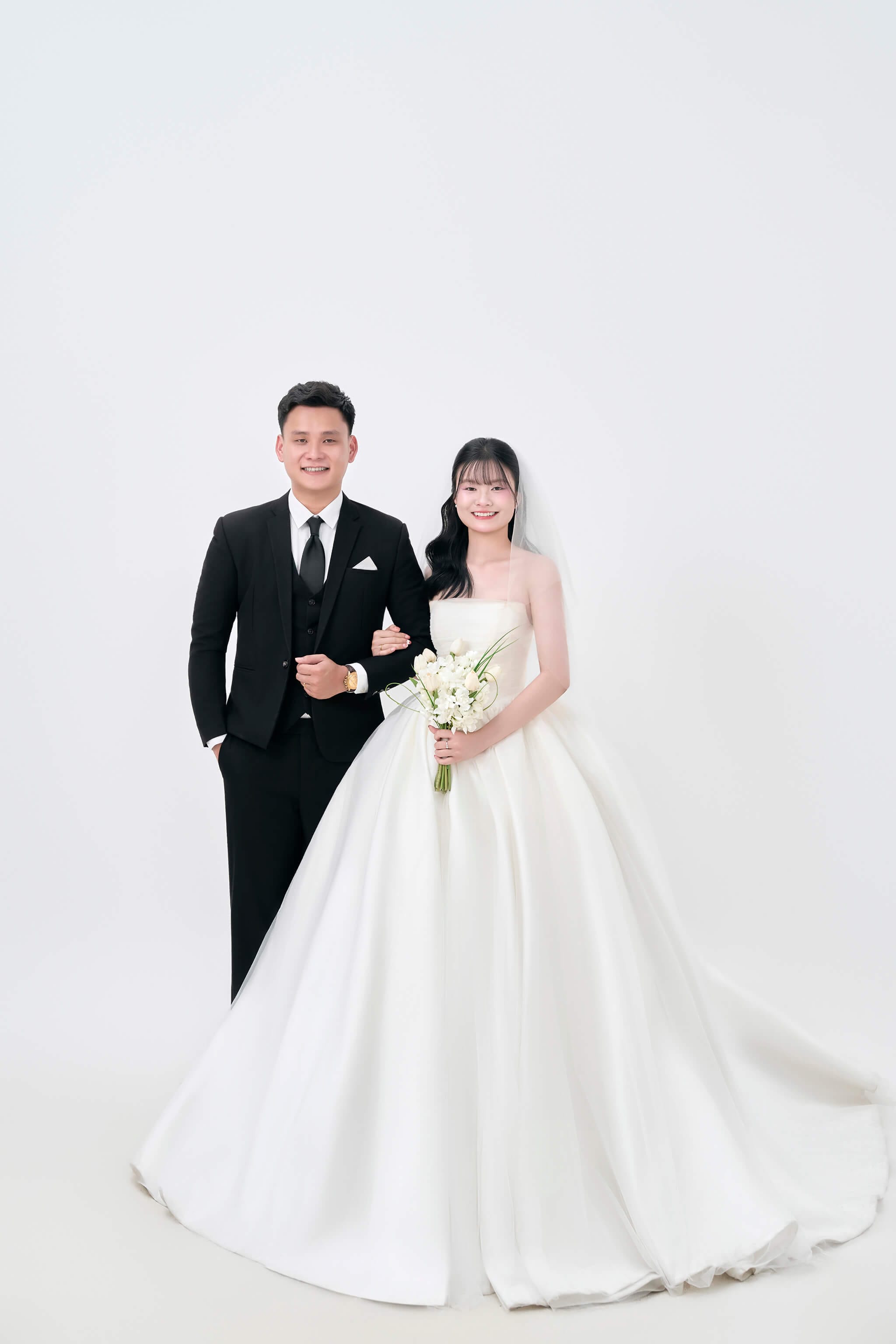 Khoảnh khắc thân mật trong bộ ảnh cưới